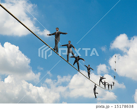綱渡りするビジネスマンたち 15178638