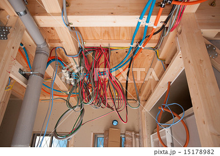 建築中の住宅 電気配線と排水パイプ 建築中の住宅 電気配線と排水パイプ 15178982