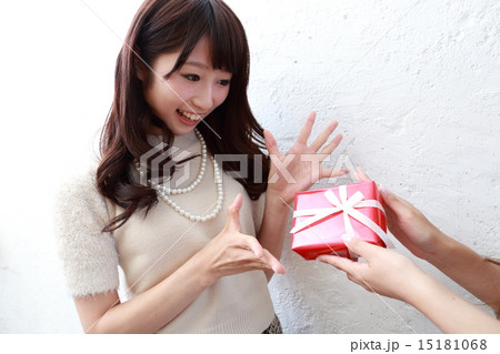 プレゼントに喜ぶ若い女性 15181068
