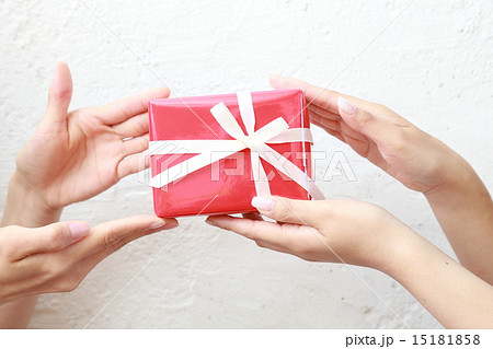 プレゼントを持つ女性の手 15181858