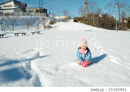 雪の上に座る子供 15182041