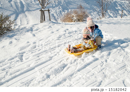 ソリで滑る子供達 15182042