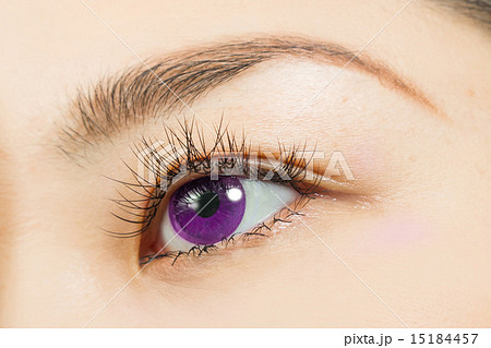 アジア人　つけまつげとパープルカラーコンタクトレンズ　Eyes of the Asian woman 15184457