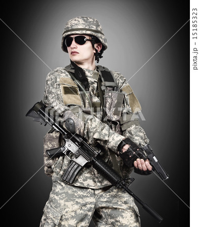 US soldier holding gun 15185323