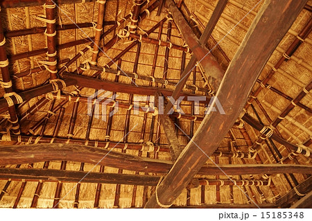 レトロな背景・日本の伝統的な住居の天井・横位置 レトロな背景・日本の伝統的な住居の天井・横位置 15185348