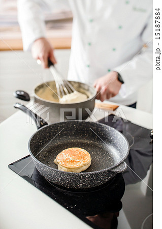 chef making pancake chef making pancake 15187884