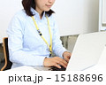 パソコンを打つ女性 15188696