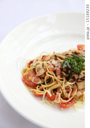 Spaghetti with dried chilli and bacon Spaghetti with dried chilli and bacon 15189230