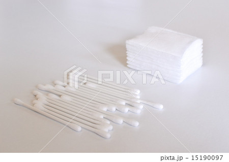 白背景に並んで置かれた綿棒とコットン 白背景に並んで置かれた綿棒とコットン 15190097