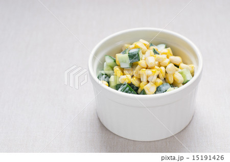 きゅうりとコーンのサラダ（横位置／右寄り） 15191426