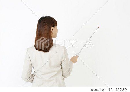 指示棒を持つ女性の後ろ姿　　 15192289