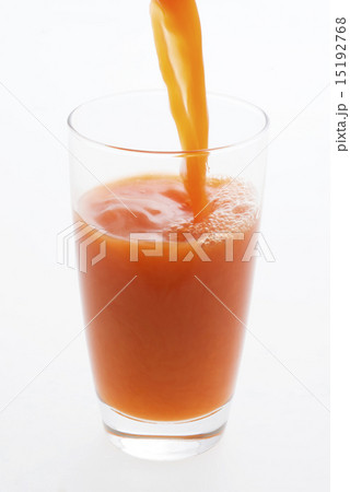 グラスに注ぐ野菜ジュース 15192768