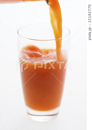 グラスに注ぐ野菜ジュース 15192770