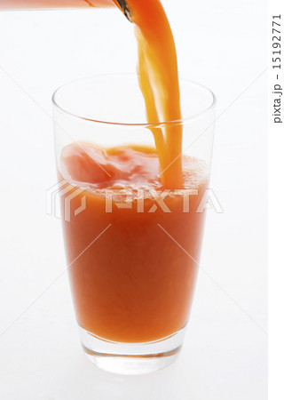 グラスに注ぐ野菜ジュース 15192771