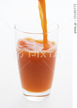 グラスに注ぐ野菜ジュース 15192772