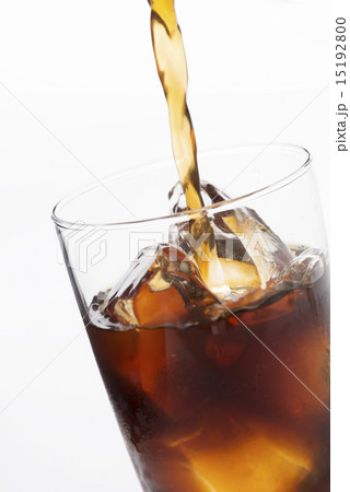 グラスに注ぐアイスコーヒー 15192800