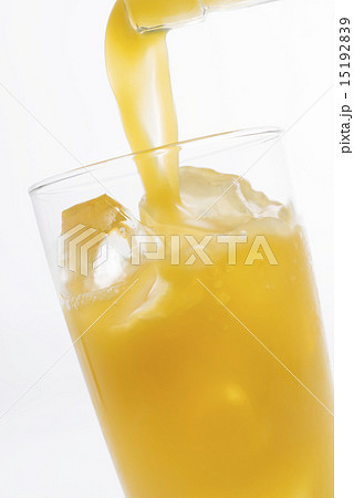 グラスに注ぐオレンジジュースの写真素材