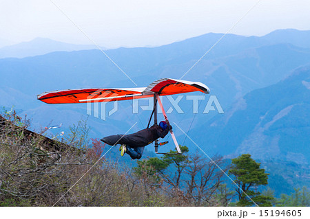 ハンググライダーの離陸 15194605