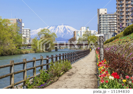 盛岡市 北上川と岩手山 開運橋より の写真素材