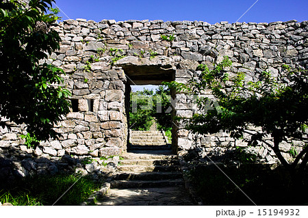 沖縄　今帰仁城跡の平郎門 15194932