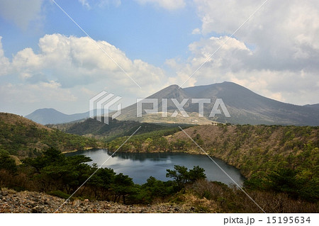 霧島連山白鳥山山頂付近から撮影した韓国岳（からくに岳）と硫黄山と白紫池（びゃくし池） 15195634
