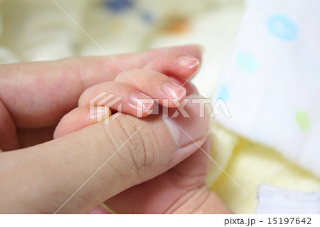 赤ちゃんが初めて繋いだママの指 15197642