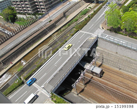 天井川の下を走る電車 天井川の下を走る電車 15199398