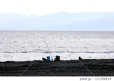 遠く伊豆半島を望み、人気ない冬の湘南海岸で午後のひと時釣りを楽しむ人達 遠く伊豆半島を望み、人気ない冬の湘南海岸で午後のひと時釣りを楽しむ人達 15199854