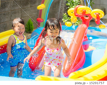 自宅のプールで遊ぶ笑顔の子ども 15201757