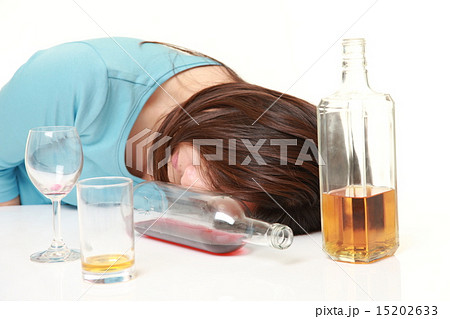 酔いつぶる女性 15202633