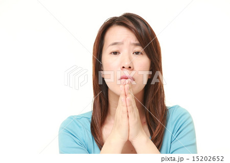 頼み込む女性 15202652