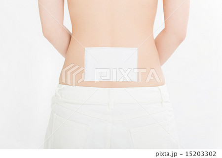 腰痛に悩む若い女性 15203302