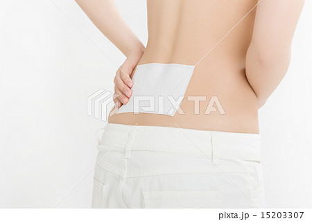 腰痛に悩む若い女性 15203307
