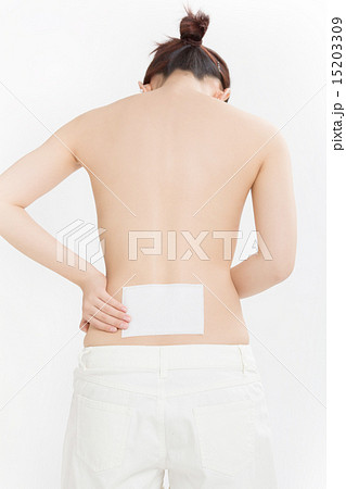 腰痛に悩む若い女性 15203309