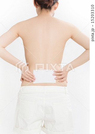 腰痛に悩む若い女性 15203310
