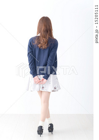 若い女性 代 白バック カットモデル 後姿の写真素材