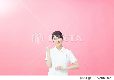 案内するナース 15206102