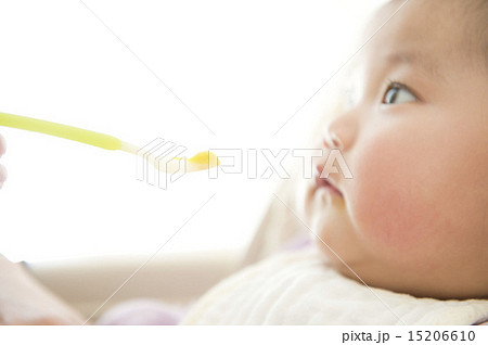 離乳食を食べる赤ちゃん 離乳食を食べる赤ちゃん 15206610