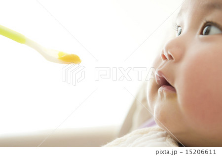 離乳食を食べる赤ちゃん 15206611