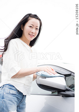 洗車する女性 15208106