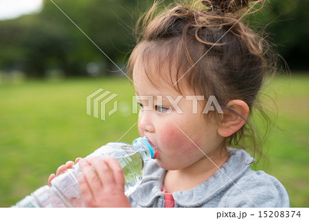 ペットボトルの水を飲む女の子 ペットボトルの水を飲む女の子 15208374
