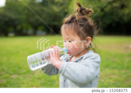 ペットボトルの水を飲む女の子 15208375