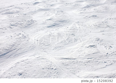 雪国長野県のスキー場ゲレンデのコブ斜面 15208392