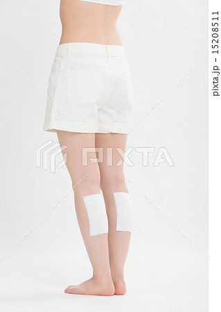 足に湿布薬を貼った女性 15208511