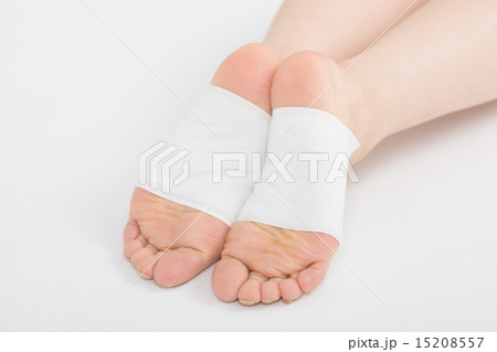 足裏シートを貼った女性 15208557