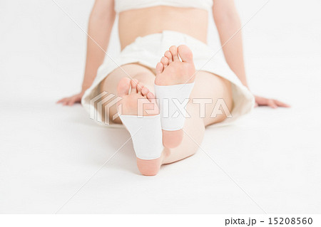 足裏シートを貼った女性 15208560