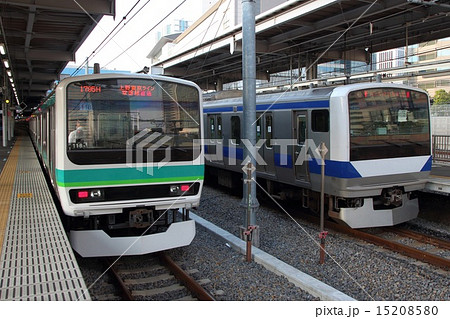 品川駅に停車中の常磐線電車 15208580