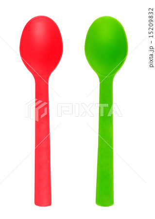 Red and green spoons made of plastic isolated on white backgroun 15209832