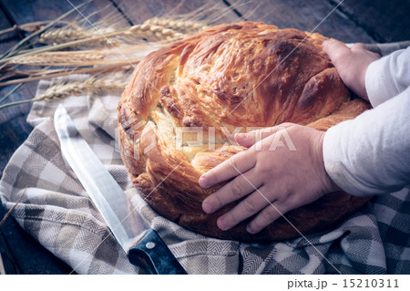 Bannock in the hands 15210311