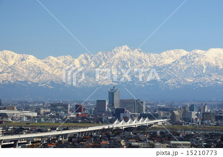 白銀の立山連峰を背景に疾走する北陸新幹線 白銀の立山連峰を背景に疾走する北陸新幹線 15210773